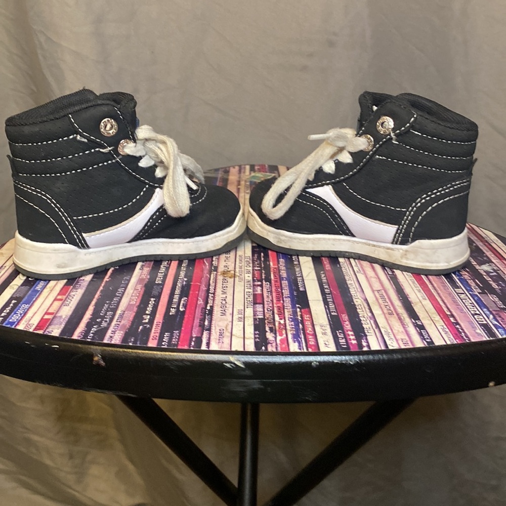 Levi’s High Top Shoes - Picture 5 of 7